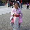 生田神社の前で記念撮影をするモモネちゃん