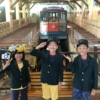 電車の前で記念撮影する子供たち