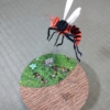 紙で作ったハチの模型